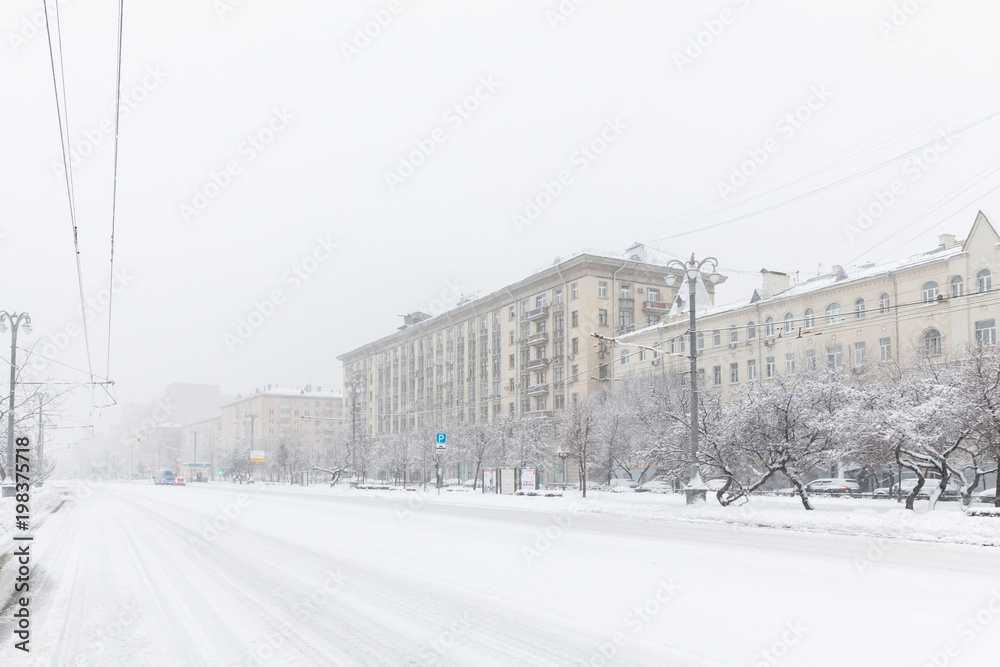 Obraz premium Heavy snowfall in Moscow. houses and streets during blizzard