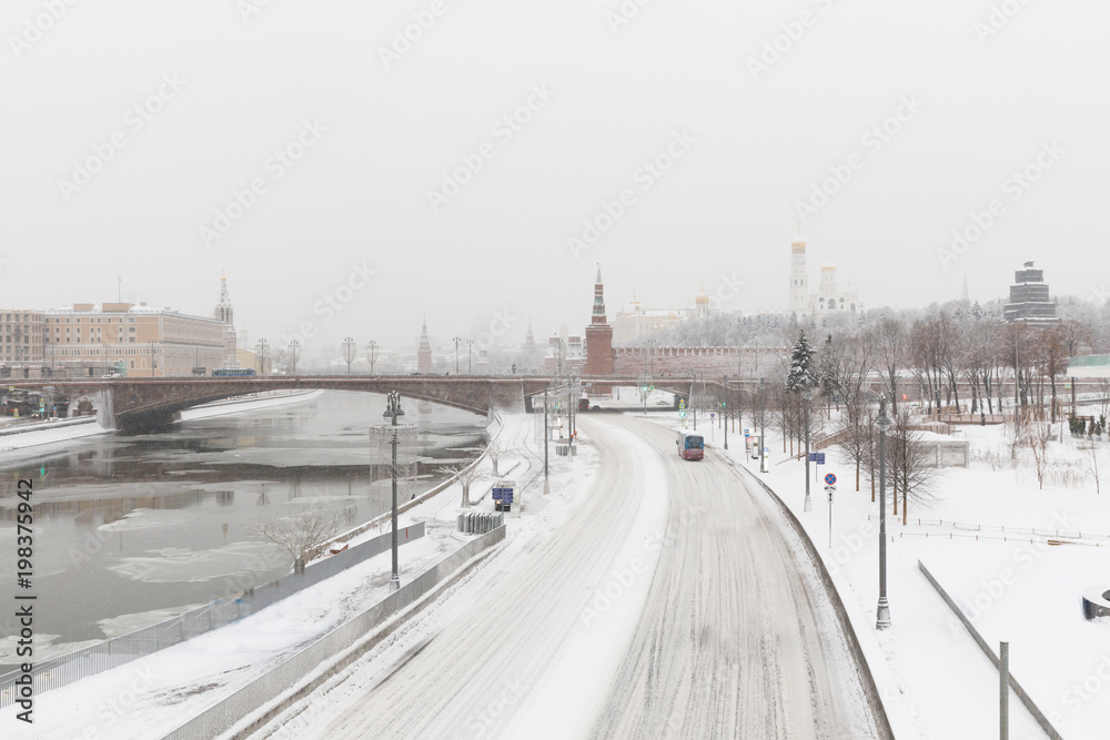 Fototapeta premium Heavy snowfall in Moscow. Snow-covered roads and Zaryadye Park with a view of the Kremlin and Bolshoy Moskvoretsky Bridge.