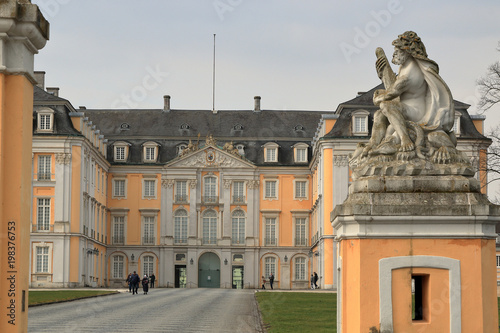 Eingangstor zum Schloss Augustusburg in Brühl