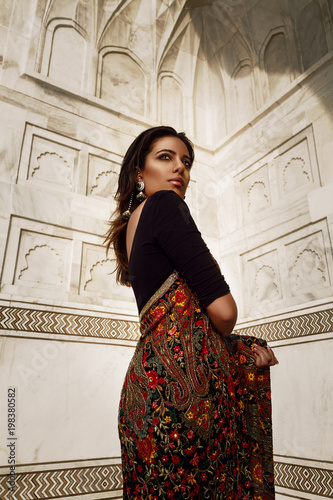 Foto beautiful indian woman in sari in agra at taj mahal