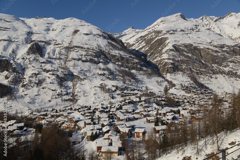 Das Dorf Zermatt am Fusse des Hüenerchnubel und dem Wisshorn im Winter