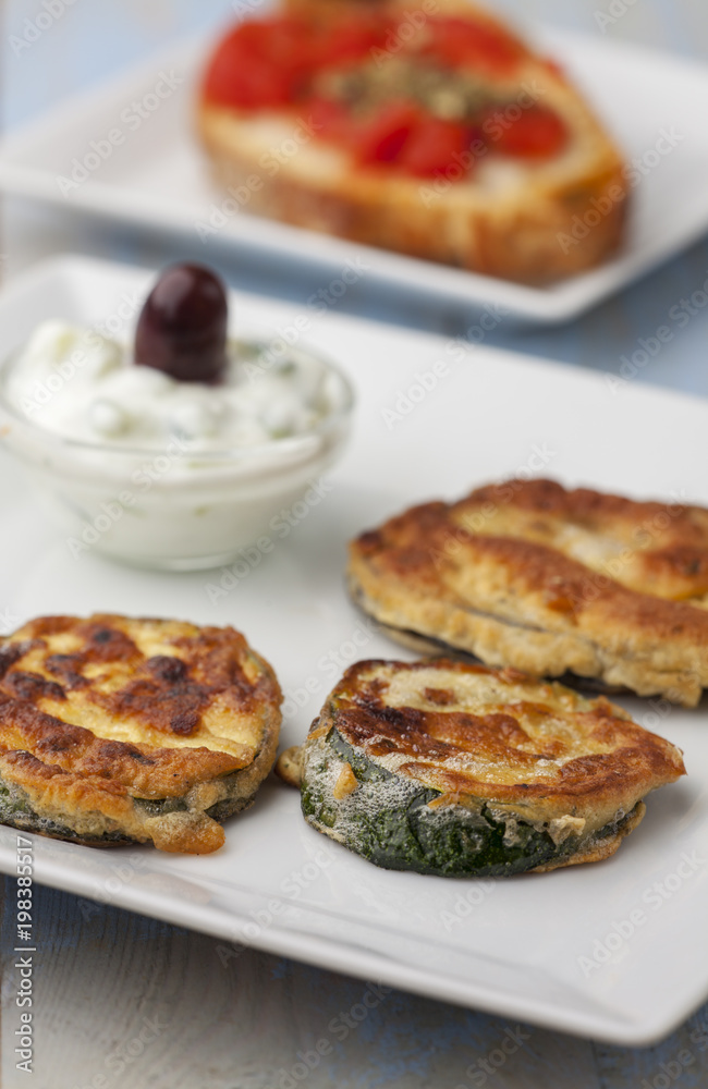 gebackene Zucchini mit Tsaziki auf Platten gebackene Zucchini mit Tsaziki auf Platten