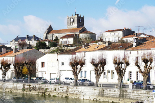 Ville de Saint Savinien sur Charente en fin de saison d'hiver photo