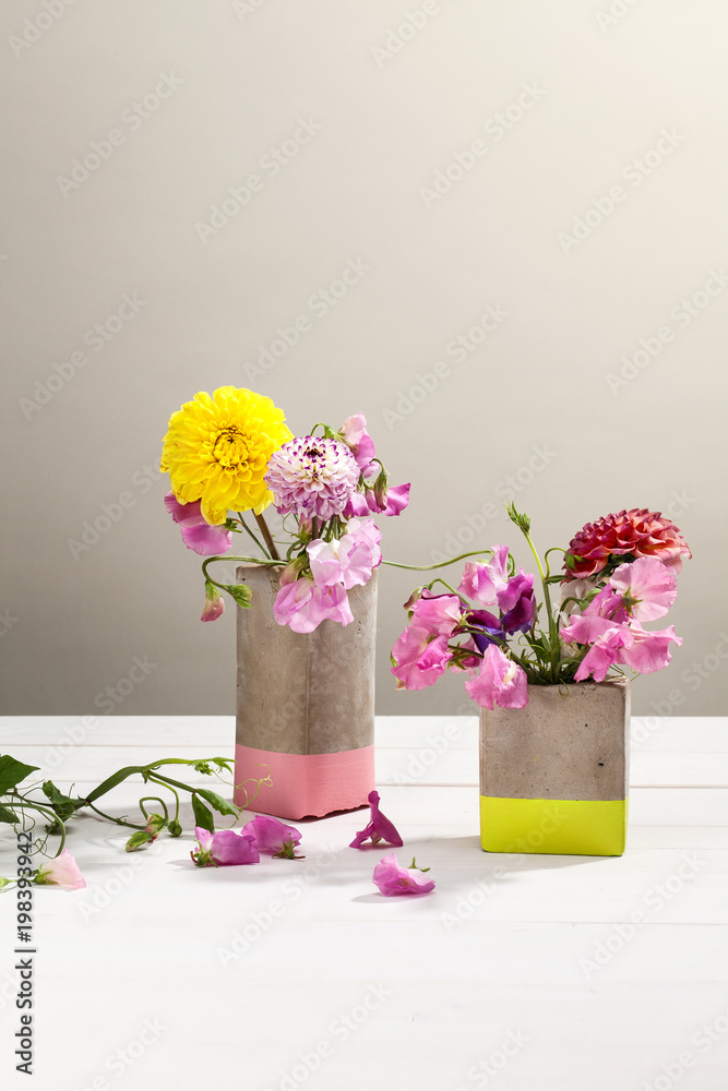Naklejka premium Selbstgemachte Vase aus Beton farbig angestrichen