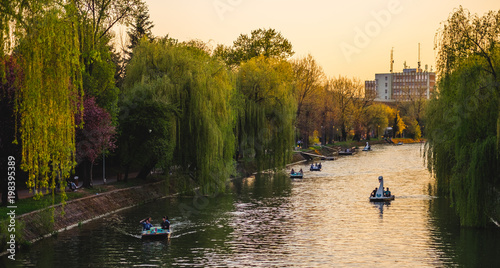Photos people relaxing on the river at sunset