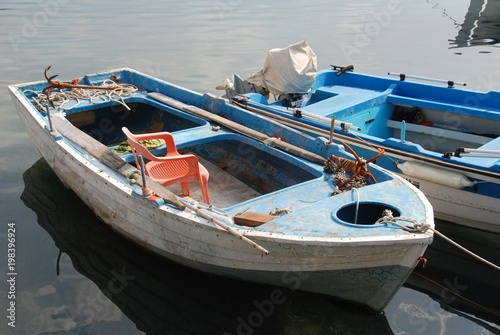 Blaues, altes Ruderboot mit Stuhl © Laura Kantt
