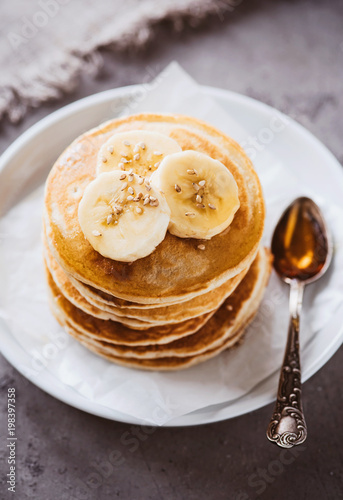Pancakes mit Bananen und Ahornsirup zum Frühstück