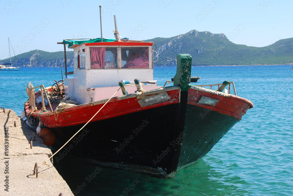 Buntes Fischerboot aus Holz in Griechenland