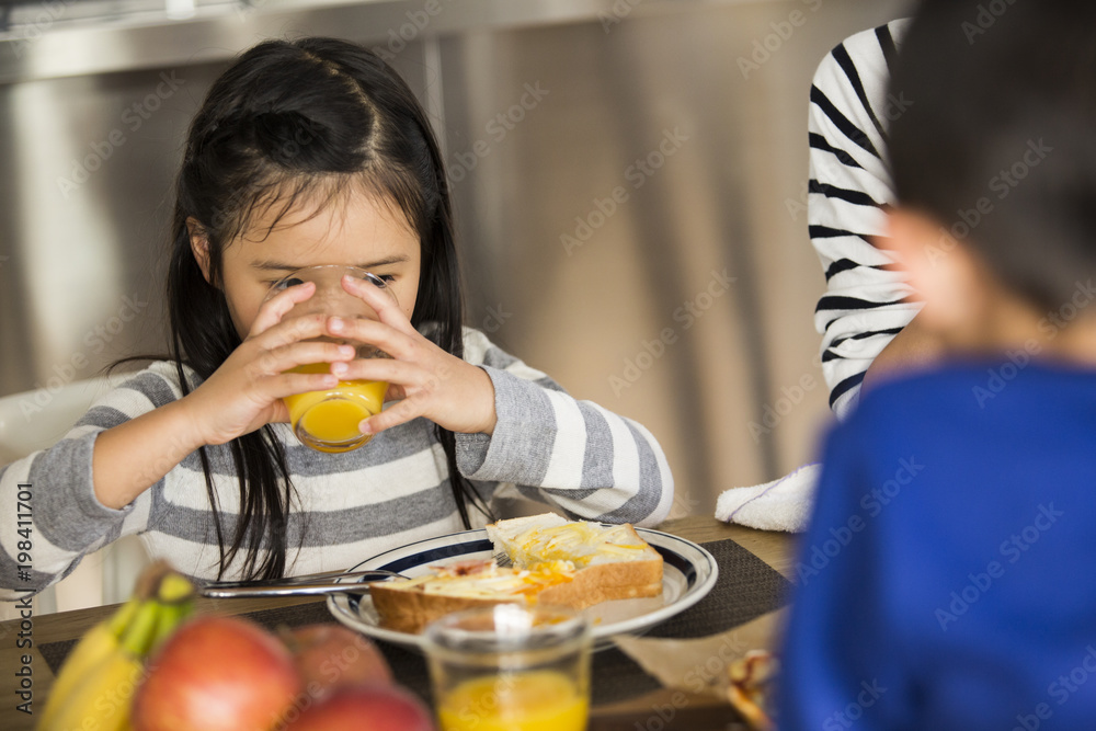 オレンジジュースを飲む女の子 朝食 Stock Photo Adobe Stock