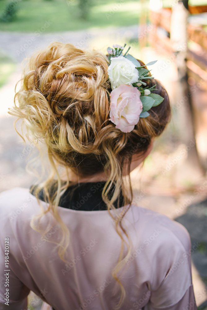 Fresh flower jewellery ideas for bridesmaids
