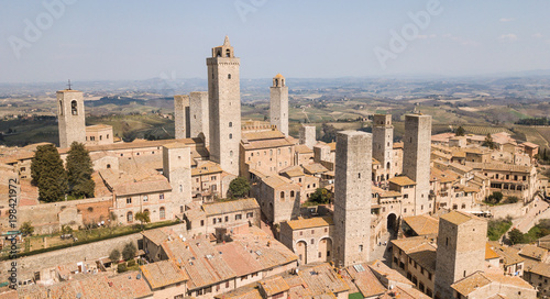 Cuadro en lienzo Drone aerial landscape of the wonderful village of San Gimignano