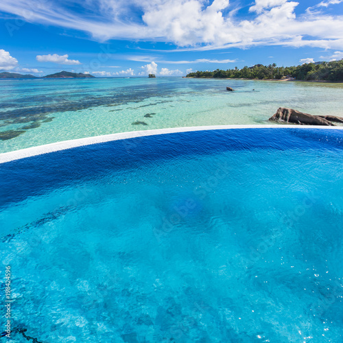 piscine à débordement sur fond des Seychelles