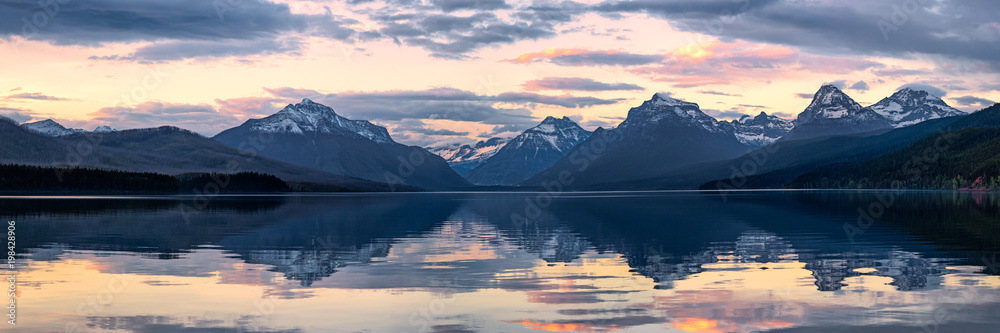 Lake McDonald in Glacier National Park, Montana, USA at sunset - obrazy, fototapety, plakaty 