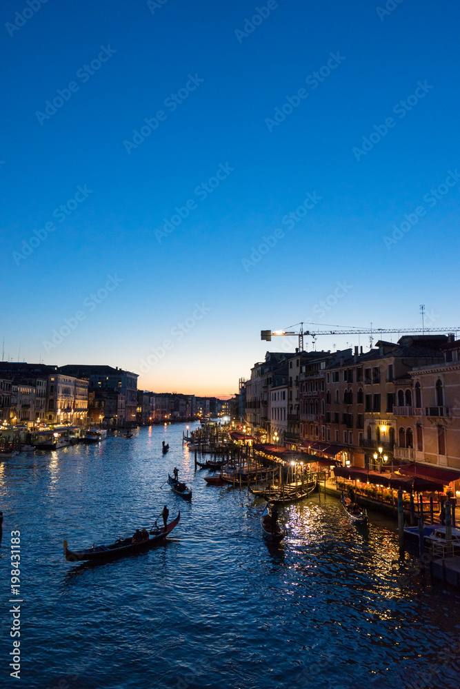 ベネチア、リアルト橋から見るカナル・グランデの夜景