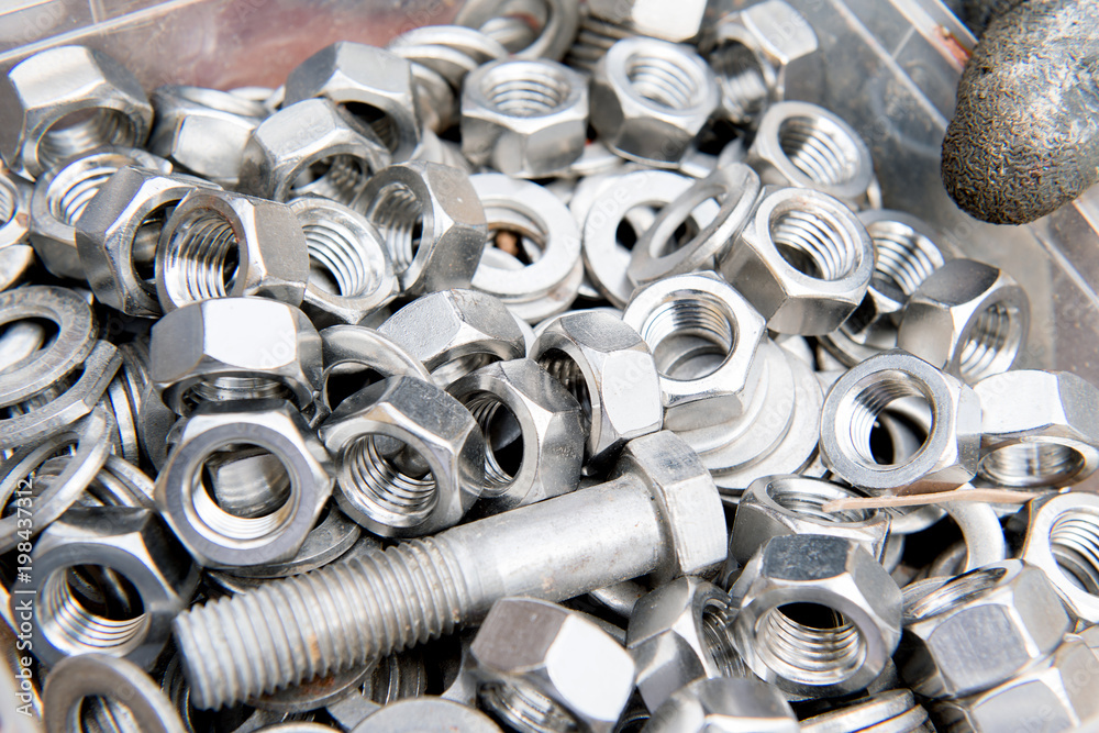Schraube , Muttern und Unterlegschrauben aus Metall in einer Box Schraube , Muttern und Unterlegschrauben aus Metall in einer Box