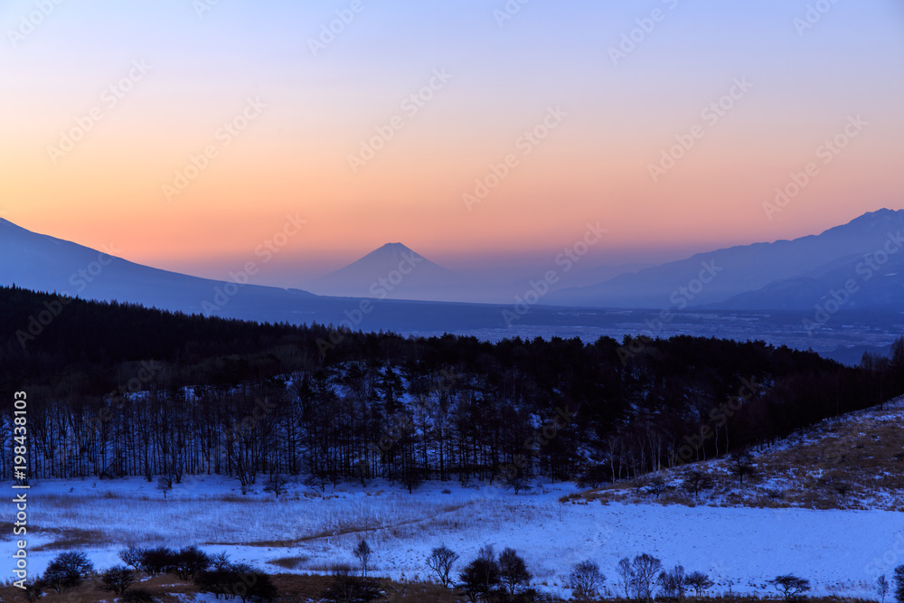 冬の霧ヶ峰高原から朝日に染まる山々