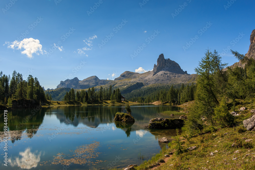 Lago di Federa wunderschöner Bergsee in der Nähe von Cortina d’Ampezzo_007