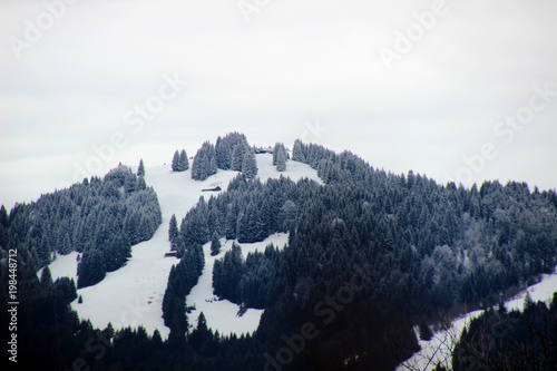 die Spitze eines wunderschönen schneebedeckten Berges im Allgäu in Bayern