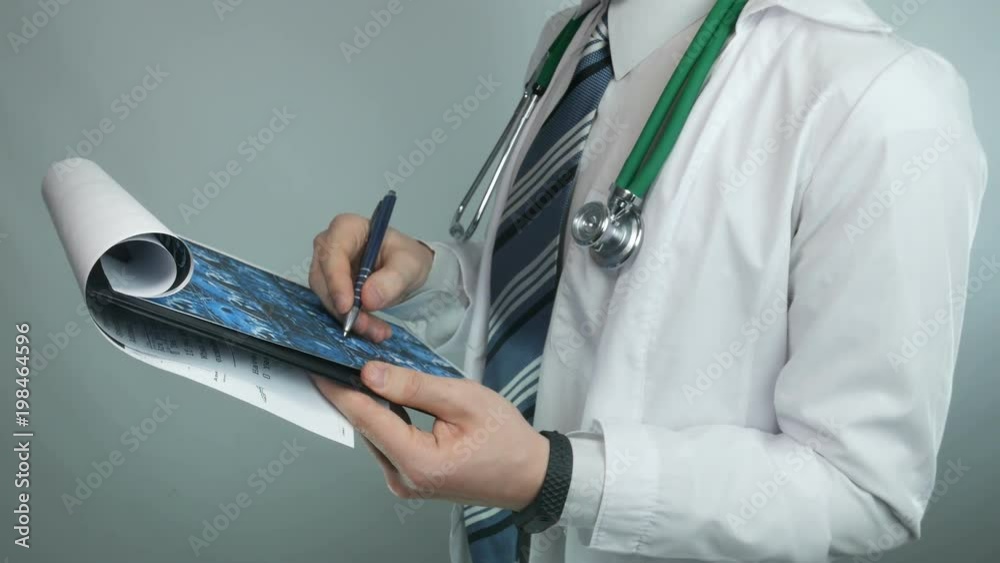 Medicina Rengen The doctor diagnoses with rengen in the modern office. Filling the ...