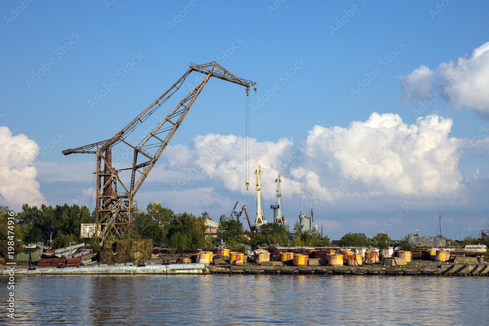 Old port crane