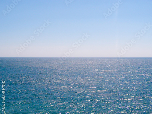 Foto Line of horizon blue sea and sky