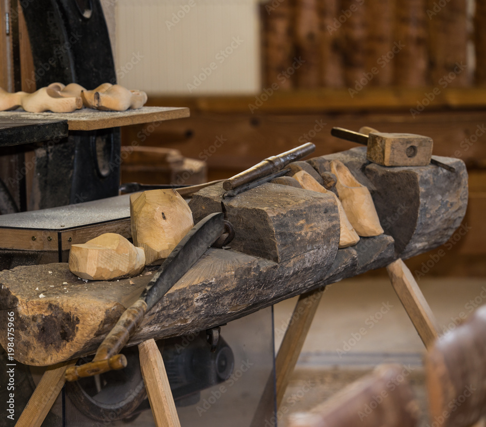 atelier de sabotier avec de vieux outils de menuisier pour la fabrication  des sabots 素材庫相片| Adobe Stock