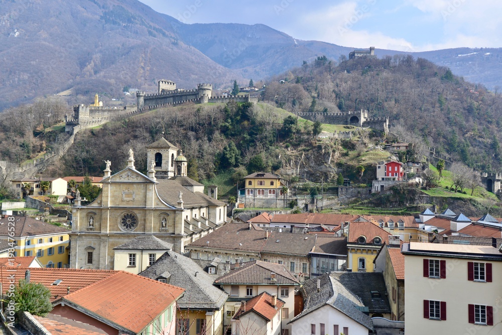 イタリアとスイスのチェントヴァッリ鉄道と教会