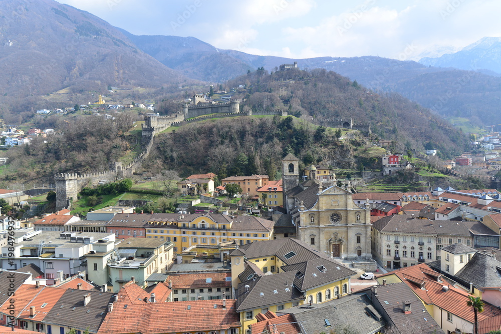 イタリアとスイスのチェントヴァッリ鉄道と教会
