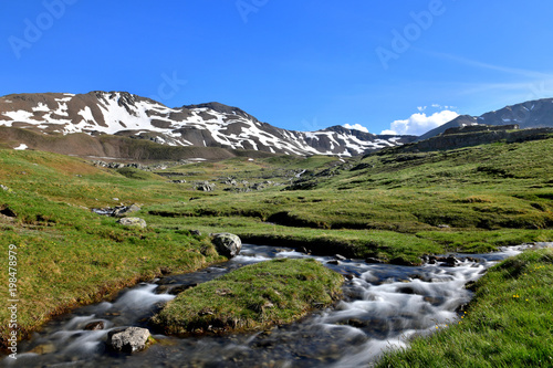 Petit ruisseau au col de Restefond dans les Alpes © bobdu11