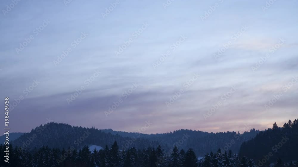 4K Time-Lapse. Nubes pasando sobre un paisaje montañoso nevado al atardecer con la luz cálida de los rayos del sol. Sur de Alemania. 4K Time-Lapse. Nubes pasando sobre un paisaje montañoso nevado al atardecer con la luz cálida de los rayos del sol. Sur de Alemania.