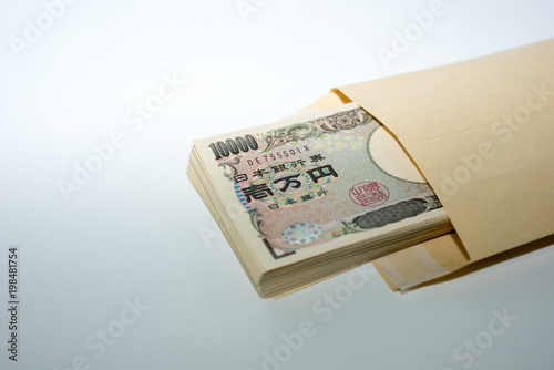 封筒に入れた一万円札