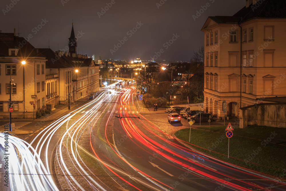 Die Straßen von Prag an der Moldau unter den Lichtern der Stadt. Prag in der Tschechischen Republik_001