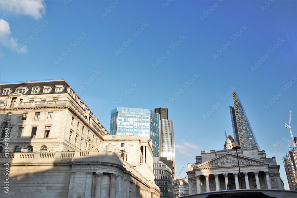 Fototapeta premium Londres, le palais sous les grattes ciels de la city