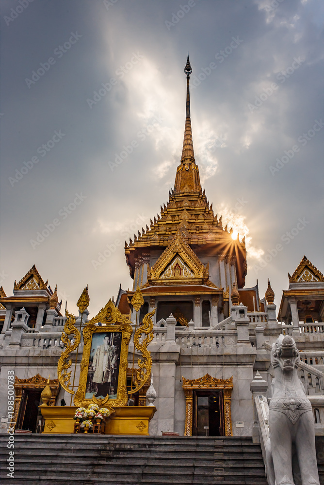 Fototapeta premium Wat Traimit - Temple of the Golden Buddha in China Town Bangkok, Thailand