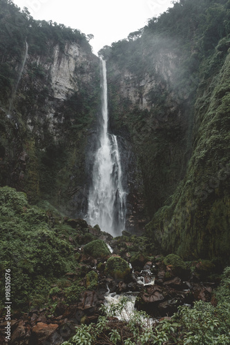Incrivel e grandiosa cachoeira em meio a floresta densa