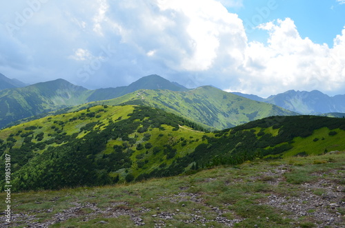 Tatry Zachodnie, widok ze szlaku w drodze na Grzesia, Lucna