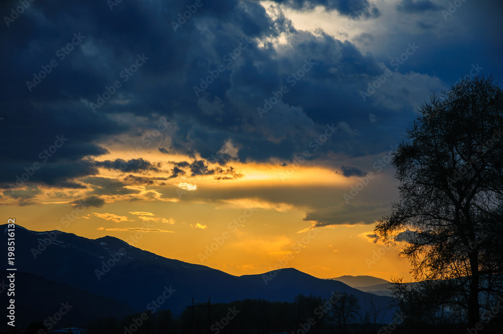 Obraz premium Clouds stretching across the sky at sunset