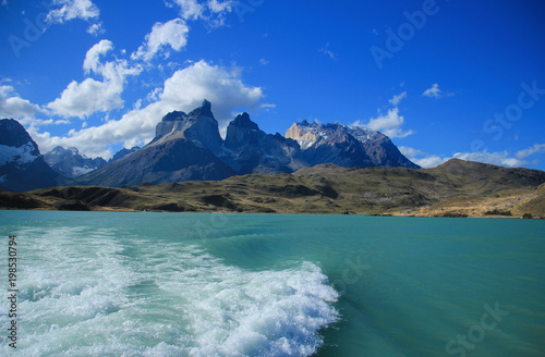 Fototapet South America, Chile, Patagonia, View of cuernos del paine with lake pehoe