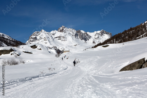 Montagnes et chalets sous la neige - Nevache - Hautes-Alpes