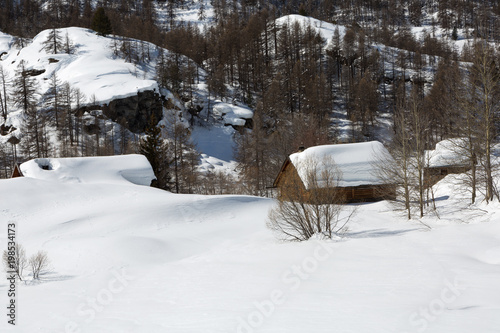 Montagnes et chalets sous la neige - Nevache - Hautes-Alpes