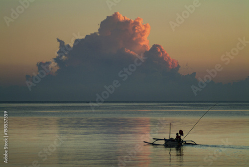 Papier peint Balinese Fisherman Sails Out To Sea