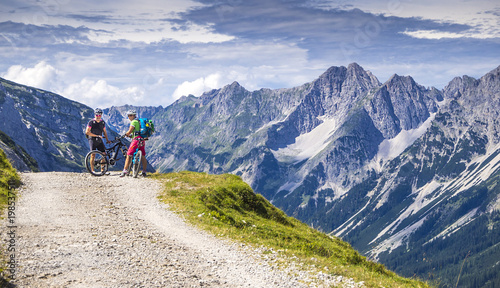 Mountainbiker auf der Tour in den Alpen