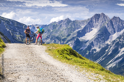 Fototapeta Naklejka Na Ścianę i Meble -  Mountainbiker auf der Tour in den Alpen