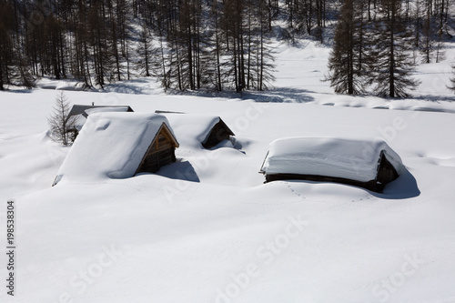 Montagnes et chalets sous la neige - Nevache - Hautes-Alpes