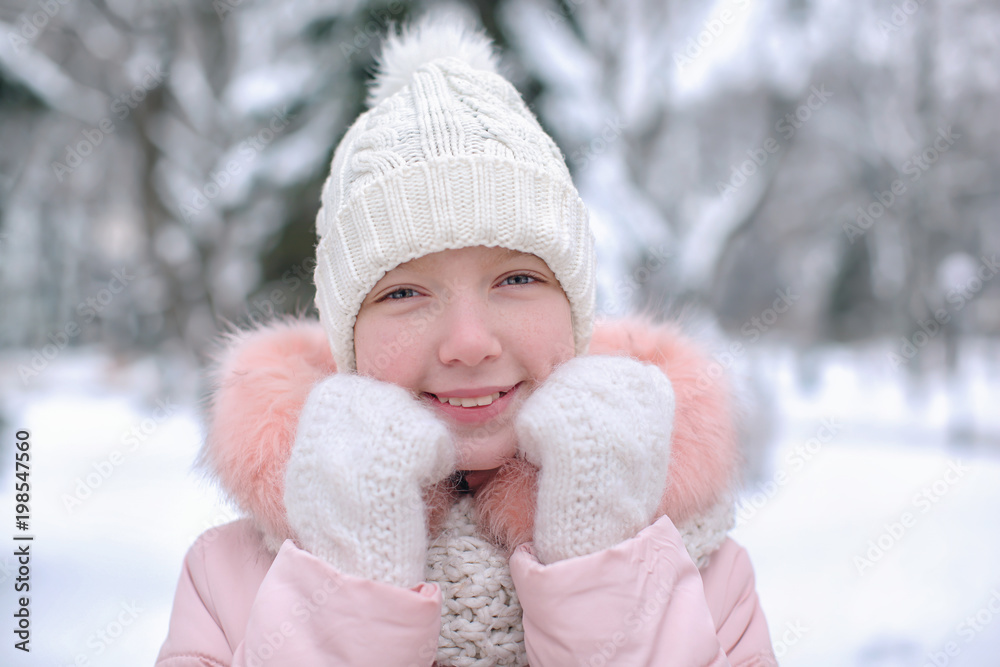 Obraz premium Cute girl in snowy park on winter vacation