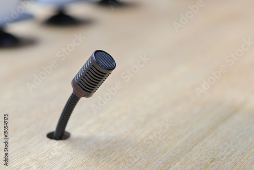 Mikrofon in ein Tisch oder Pult eingearbeitet – Nahaufnahme mit selektiver Schärfe und extra viel Copyspace photo