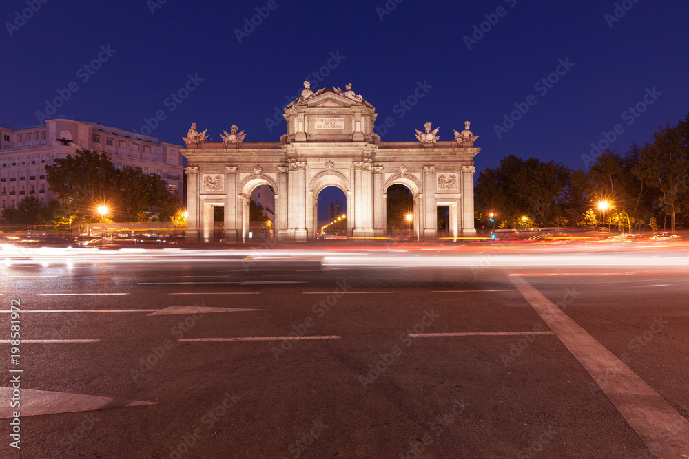 Obraz premium Night view of the Puerta de Alcala in Madrid