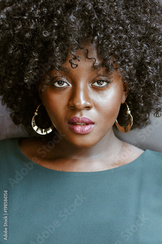 Portrait einer jungen afrikanischen Frau mit Afro