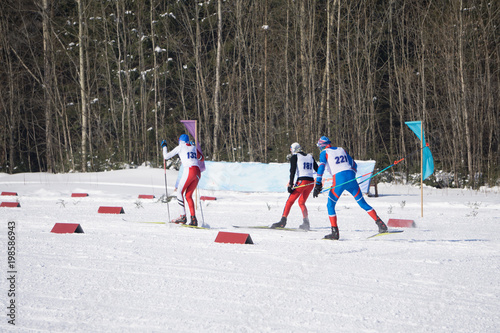 qualifying starts for skiers compete at the mass start in the men's 15 km .