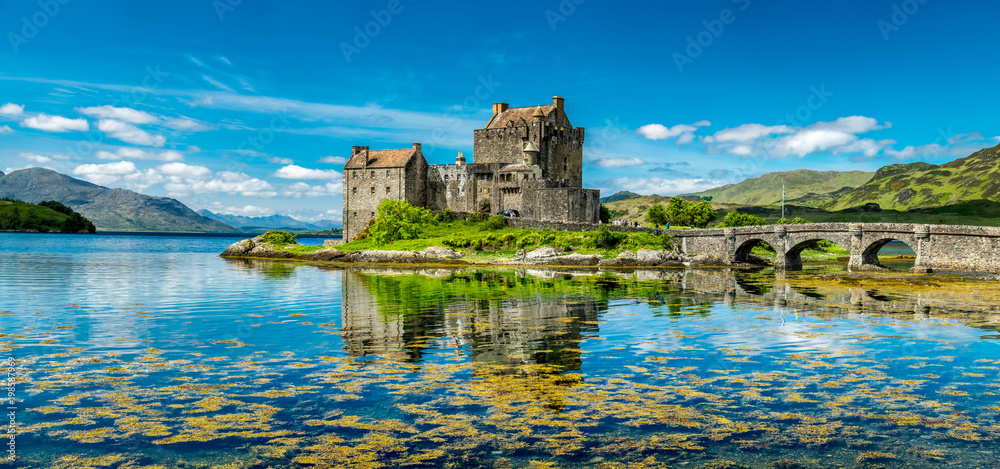 Obraz premium Zamek Eilean Donan w ciepły letni dzień - Dornie, Szkocja